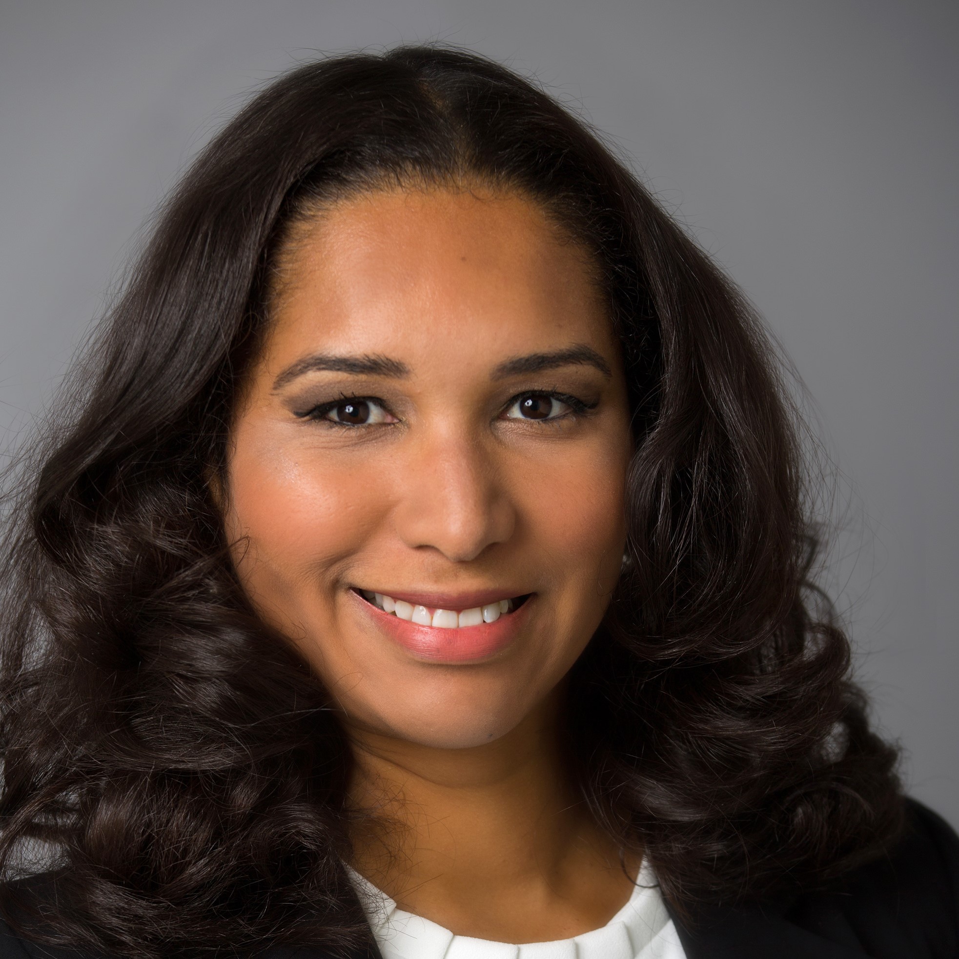 Iara Santos headshot